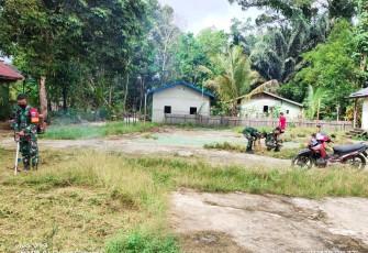 Babinsa Bantu Warga Membuatkan Lapangan Bola Voly