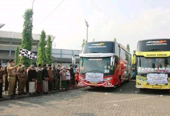 Pemerintah Kabupaten melepas keberangkatan para santri kembali ke Pondok Pesantren di Jawa Timur, Senin Kemarin (24/05/2021) di halaman Stadion Utama Kendal.