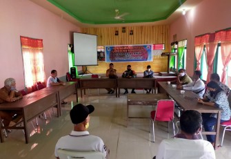Satgas Pamtas RI-MLY Yonif 407/PK turut hadir dan membantu aparatur pemerintah setempat dalam penyaluran Bantuan Langsung Tunai (BLT) Dana Desa, bertempat di Desa Seriang, Kecamatan Badau, Kabupaten Kapuas Hulu, Kalimantan Barat.
