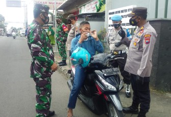 Anggota Koramil 15/Klepu beserta Anggota Polsek Bergas melaksanakan Oprasi yustisi,penegakan protokol kesehatan dan pembagian masker kepada sejumlah pengguna jalan yang melintas di depan Makoramil 15/Klepu.(03/05/2021)
