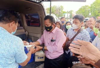 Polres Pekalongan Kota bersama anggota Sat Reskrim bersinergi berbagi takjil 