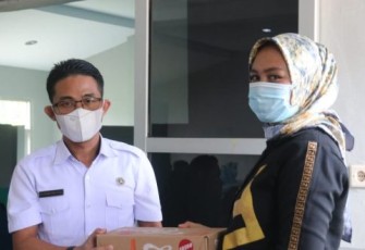 Perkuat Kebersamaan, Pejabat Kominfosan Berbagi Paket Minuman Untuk Seluruh Staf