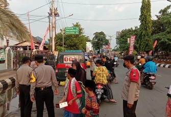 Polsek Pekalongan Utara bersama dengan Sat Narkoba Polres Pekalongan Kota menggelar kegiatan pembagian takjil gratis dan masker untuk berbuka. Kegiatan dilaksanakan di ruas jalan depan Polsek Pekalkngan Utara dan depan mako Polres Pekalongan Kota  dengan sasaran para pengguna jalan, Kamis (6/5/2021) petang.