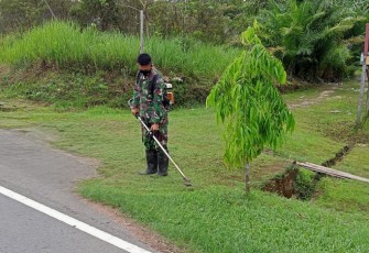 Anggota Pos Seriang melaksanakan karya bhakti bersama warga membersihkan lingkungan Balai Desa Seriang, Kec. Badau, Kab. Kapuas Hulu, Kalbar. Jum'at (07/05/2021).