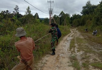 Prajurit Satgas Pamtas Yonif 407/PK di bawah Komando Pelaksana Operasi (Kolakops) Korem 121/ABW bergotong-royong bersama warga perbatasan RI-MLY memperbaiki trafo listrik yang tersambar petir akibat hujan lebat disertai angin kencang dijalur utama induk dari PLTA Jaung Kecamatan Puring Kencana, Kabupaten Kapuas Hulu, Kalbar. Sabtu (27/03/21).