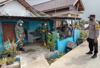 Personel Polsek Pekalongan Utara Bhabinkamtibmas Kandang Panjang Polres Pekalongan Kota yang tergabung dalam PPKM Mikro melaksanakan penyemprotan Disenfektan di pemukiman penduduk dan juga pembagian masker kepada warga  masyarakat sekitar Minggu, (9/5/2021). 