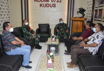 Kasi Intel Korem Mayor Inf Denver Micha H.N., S.E., M.M dan Kapenrem Mayor Caj Novari Prasetyo Wibowo, S.Sos menyambagi Kabupaten Kudus. Jumat, (7/04/2021) petang.