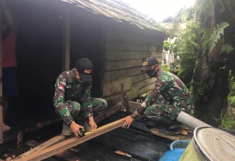 Satuan Tugas Pengamanan Perbatasan RI-Malaysia Yonif 407/PK anggota Pos Seriang membantu warga merenovasi dapur yang berada di Desa Tangit, Kec. Badau, Kab. Kapuas Hulu, Kalimantan Barat. Senin (10/05/2021).