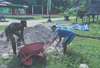 Prajurit TNI Satgas Pamtas RI-Malaysia Yonif 407/PK bersama masyarakat dengan gotong royong melaksanakan karya bhakti pembuatan lapangan voly di Desa Jasa, Kec. Ketungau Hulu, Kab. Sintang, Kalimantan Barat. Senin (10/05/21).