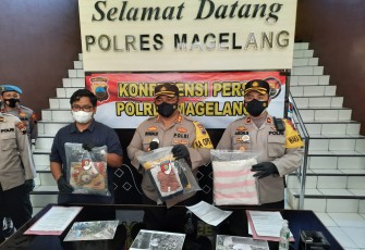 Seorang wanita yang masih duduk dibangku sekolah, nekat melakukan Aborsi terhadap bayi dalam kandungannya. Hal ini di ungkapkan Kapolres Magelang AKBP Ronald A. Purba, S.I.K., M.Si dalam Konfrensi Pers di Mapolres Magelang, Selasa (11/5/21).