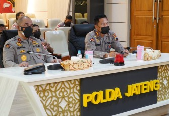 Karo PID Bidhumas  Polri, Brigjen M. Hendra Suhartiyono dan Kabidhumas Polda Jateng, Kombes Iskandar Fitriana Sutisna, mengikuti video conference yang dipimpin Kadivhumas Polri, Irjen Raden Prabowo Argo Yuwono.