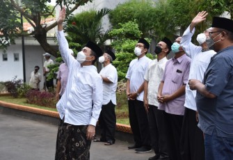 Bupati Haryanto ketika menjenguk pasien isolasi