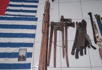 Barang bukti yang disita 3 Buah bendera bintang kejora, 1 buku cetak menuju Papua baru oleh Dr. Benny Giay, 4 Buah Kapak,  3 Linggis, 4 Parang,  1 Palu, 46 anak panah dan 1 busur.