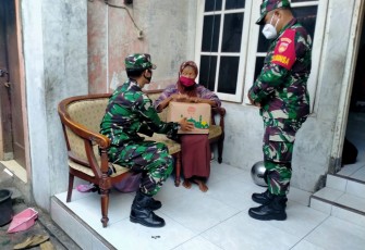 Komandan Kodim 0735 Surakarta melalui Danramil 03/Serengan Kapten Inf Tri Sakti Kristiyoso memberikan santunan serta bantuan sembako yang beralamat nenek Ngatiyah yang beralamatkan di Pringgolayan RT 2 RW 10 Kelurahan Tipes Kecamatan Serengan