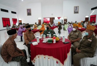 Komandan Korem 071/Wijayakusuma, Kolonel Inf Dwi Lagan Safrudin, S.I.P., saat memberikan sambutan di hadapan para KBT (Keluarga Besar TNI) Korem 071/Wijayakusuma, dalam acara Penyelenggaraan Kegiatan Komunikasi Sosial dengan Keluarga Besar TNI Korem 071/Wijayakusuma, Semester I TA. 2021, Kamis (20/5/2021) di Gedung Pertemuan A. Yani Makorem 071/Wijayakusuma, Sokaraja, Banyumas.