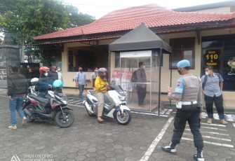 Sipropam Polres Kendal  melaksanakan pengawasan dan kegiatan  sterilisasi Anggota Polres Kendal,  bagi siapa saja yang akan memasuki Mako Polres Kendal harus masuk ke ruang sterilisasi Ozone yang berada di depan Penjagaan Mapolres Kendal pada hari, Selasa 25 Mei 2021
