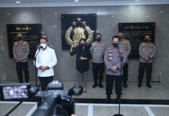Kapolri bersama Menteri Pemuda dan Olahraga (Menpora), Zainudin Amali saat umpa pers di Gedung Mabes Polri, Jakarta Selatan, Senin (31/5/2021).  