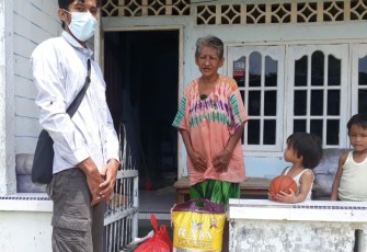 PLN UPT Karimun Salurkan Paket Sembako ke Warga Kurang Mampu