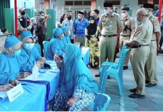Bupati Kendal Dico M Ganinduto B.Sc melaksanakan kegiatan Safari Ramadan Tahun 2021 dengan memantau pelaksanaan vaksinasi terhadap orang Lanjut Usia (Lansia) di Kecamatan Kaliwungu Kabupaten Kendal, Senin (10/5/2021)