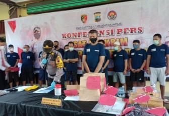 Saat konfrensi pers Kapolres Kendal AKBP Raphael Sandhy Priambodo S. I. K. memberikan keterangan melalui KasiHumas Polres Kendal AKP Abdulah Umar SH tentang kasus penggelapan mobil dengan modus sewa.