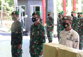 Dandim 0315/Bintan Serahkan Bingkisan dan THR Lebaran ke Anggota Prajurit dan PNS