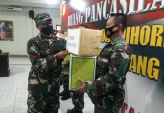 Komandan Kodim 1310/Bitung Letkol Inf Benny Lesmana SE MHan Memberikan Tunjangan Hari Raya
