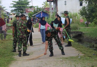Wujudkan Kemanunggalan TNI-Rakyat, Anggota Ajendam XII/Tpr Bersih-Bersih Kampung