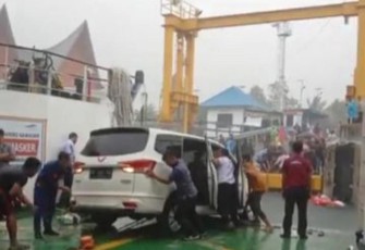 Satu Unit Mobil Nyaris Jatuh ke Danau Toba dan Ditarik Secara Bersama-sama ke Dalam Kapal