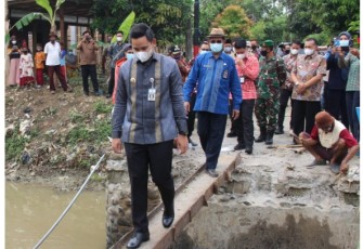 Bupati Kendal Dico M Ganinduto, B.Sc langsung bergerak cepat meninjau ke lokasi jembatan roboh, Selasa (25/05/2021).