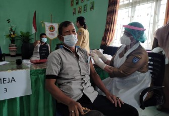 Dandim 0423/BU Letkol Inf Agung P Saksono Pantau Pelaksanaan Vaksinasi Purnawirawan dan Warakuwuri di Puskesmas Gunung Alam (Foto : Ismail)
