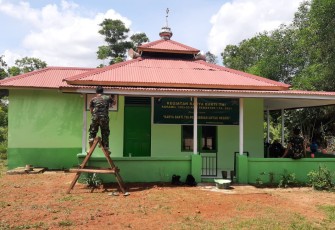 Perindah Surau Al-Umar Koramil jajaran Kodim 1203/ktp Gelar kegiatan Karya Bakti TNI 