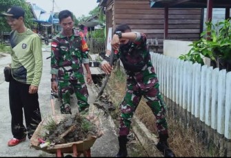 Babinsa 1206-01/Embaloh Hilir melaksanakan kegiatan gotong royong dengan masyarakat