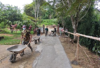 Koramil 1201-09/Sengah Temila Perbaiki Jalan Masuk Kantor Kecamatan Sengah Temila
