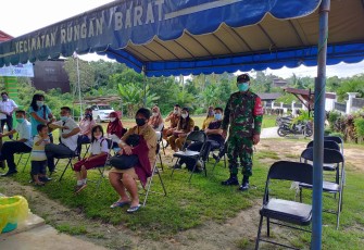 Anggota Koramil 1016-05/Tumbang Jutuh Amankan Proses Vaksinasi