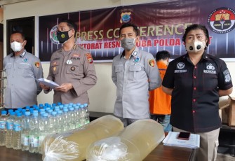 Polri Gagalkan Penyelundupan Ribuan Liter Miras Cap Tikus Ilegal 