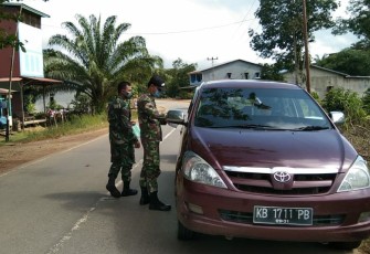 Cegah Covid, Koramil Nanga Tayap Bagikan Masker Gratis Kepada Warga Dan Pengguna Jalan.