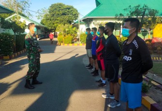 Piket Kodim 1203/Ktp Beri Arahan Kepada Warga Yang Akan Mendaftar TNI