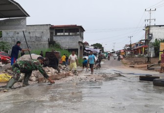 Bersama Warga Babinsa Manismata Gotong-Royong Perbaikan Jalan.