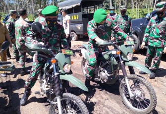 Walikota Bitung kiri bersama Danrem saat tinjau lokasi TMMD ke-111
