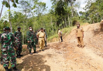 Komandan Korem 071/Wijayakusuma, Kolonel Inf Dwi Lagan Safrudin, S.I.P., cek langsung kondisi dan situasi lokasi TMMD 111 Kodim 0704/Banjarnegara, Senin (31/5/2021) di Desa Kebutuhjurang Kecamatan Pagedongan Kabupaten Banjarnegara. 