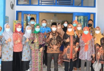 Pemerintah Kota (Pemkot) Bengkulu melalui Dinas Kesehatan (Dinkes) dan Puskesmas Beringin Raya mengundang para lansia di Kota Bengkulu untuk menyukseskan vaksinasi para lansia yang bertempat di Puskesmas Beringin Raya, Kamis (3/6/2021).
