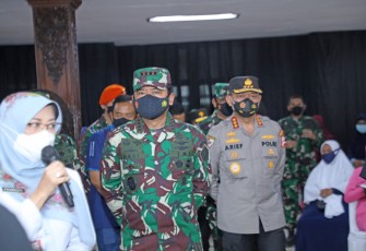 Komandan Korem 071/Wijayakusuma, Kolonel Inf Dwi Lagan Safrudin, S.I.P., dampingi Panglima TNI dan Kabaharkam Polri meninjau serbuan vaksinasi kepada masyarakat Cilacap, Jumat (4/6/2021).