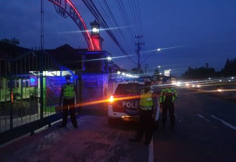 Satlantas Polres Kendal melaksanakan patoli guna mencegah konvoi sepeda motor yang meresahkan pada hari Jum'at sore hingga malam tanggal 4/6/2021.