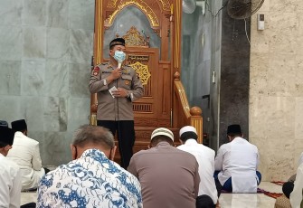 Kepala Kepolisian Sektor (Kapolsek) Patebon AKP Miyardi, SH memberikan pesan Kamtibmas  kepada jamaah sholat Jum'at 