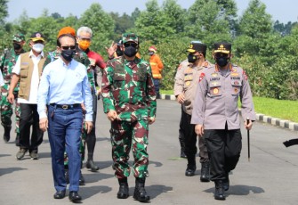 Panglima TNI Marsekal Hadi Tjahjanto bersama Kapolri Jenderal Pol Listyo Sigit Prabowo dan Kepala BNPB Ganip Warsito meninjau Kabupaten Kudus yang terkonfirmasi Covid-19 paling tinggi di Jawa Tengah, Minggu pagi (6/6/21). 