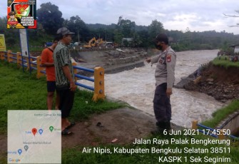 Polisi Cegah Warga Tonton Abrasi Bendungan Air Nipis