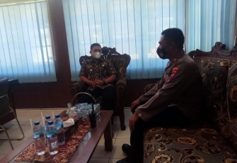 Silaturahmi Kapolsek diterima langsung oleh Camat Singorojo Sucipto STP.MM di ruangannya.
