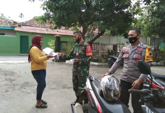 Petugas gabungan di kota Pekalongan Jawa Tengah terus melakukan berbagai macam upaya untuk menekan penyebaran Covid-19