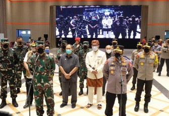Panglima TNI Marsekal Hadi Tjahjanto dan Kapolri Jenderal Listyo Sigit Prabowo meninjau langsung kegiatan serbuan vaksinasi massal Covid-19 di Bandung, Jawa Barat, Kamis (10/6/2021).