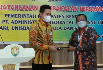 Bupati Kendal Dico M Ganinduto, B.Sc. memberikan cidera mata  usai penandatanganan MOU di Puskesmas Brangsong  